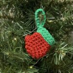 Tiny crocheted mitten. Free crocheted mitten pattern